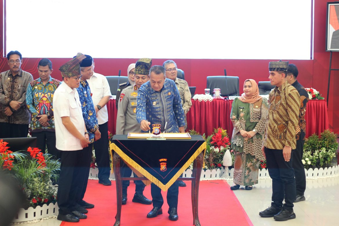 Bersama Menteri P2MI, Gubernur dan Kapolda Riau, Wabup Meranti Muzamil Teken Deklarasi Pencegahaan TPPO dan Pekerja Migran Ilegal