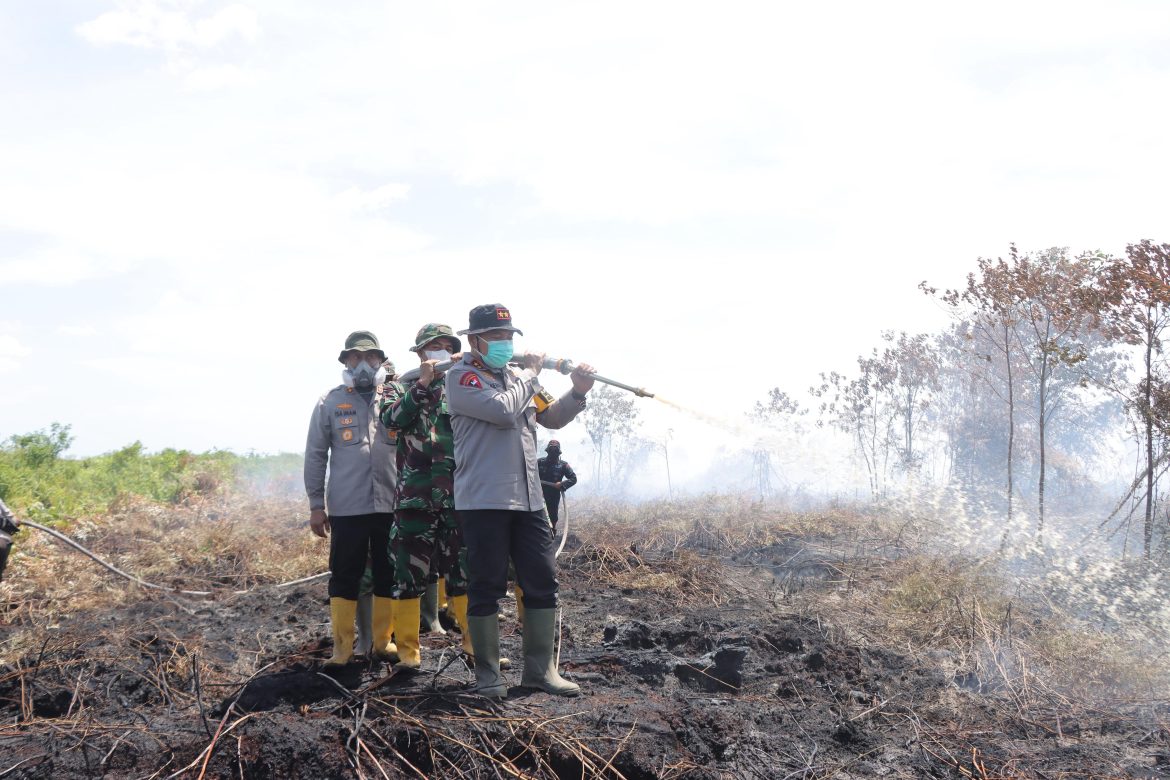 Kapolda Riau Pimpin Pemadaman dan Pendinginan Api di Rohil, Himbau Jangan Bakar Lahan 