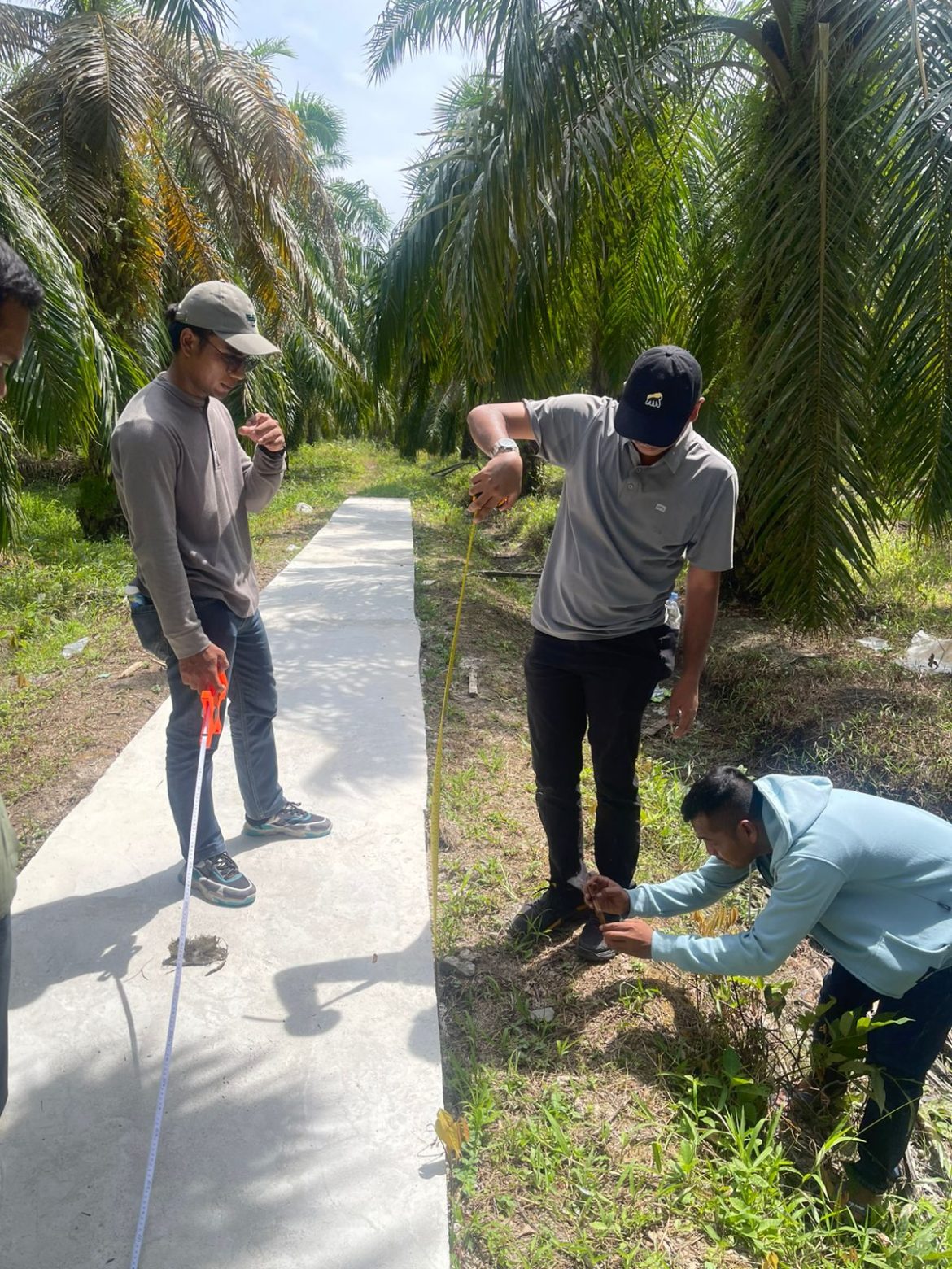 Pj Penghulu Teluk Bano I, Rawi Syahir menegaskan, bahwa pembangunan semenisasi jalan sudah sesuai aturan 