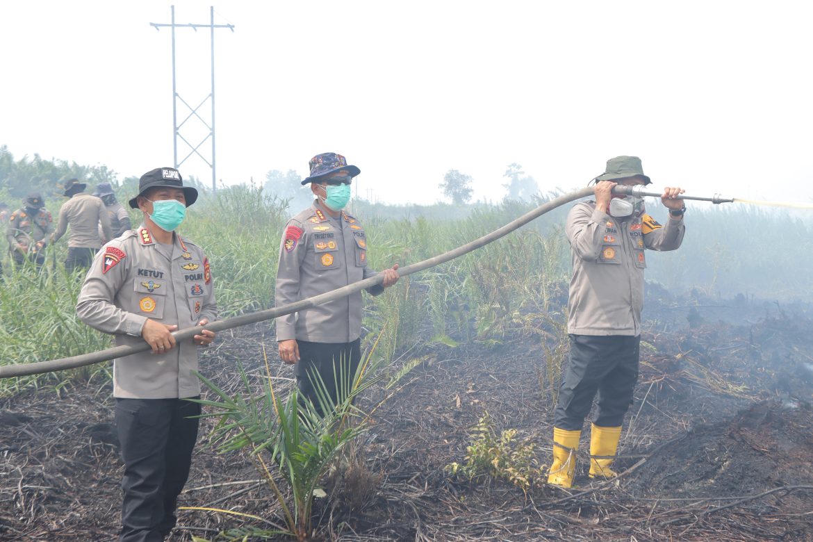 *Dir Polair Bersama Dansat Brimob Polda Riau dan Kapolres Rohil Pimpin Aksi Pemadaman dan Pendinginan Karhutla di Kecamatan Kubu*