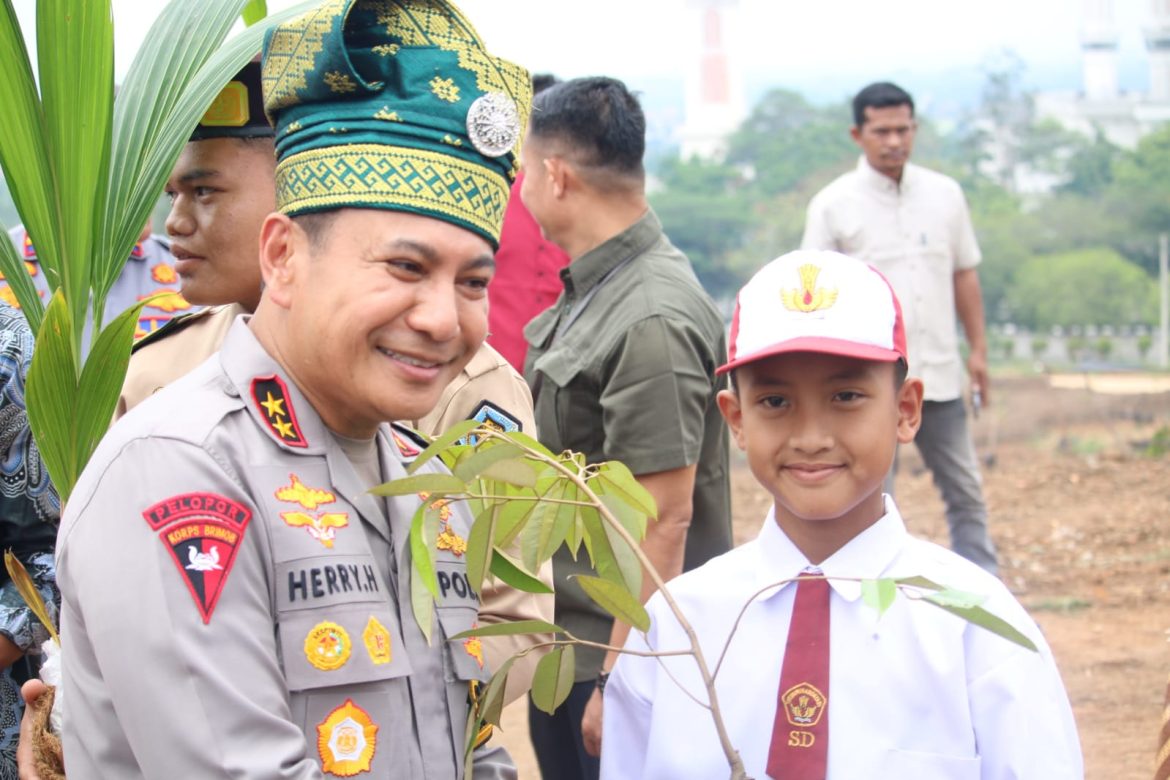 *Kapolda Riau Ajak Masyarakat Rokan hulu Menanam Pohon, Aksi Nyata Untuk Lingkungan Hidup yang Lebih Baik*