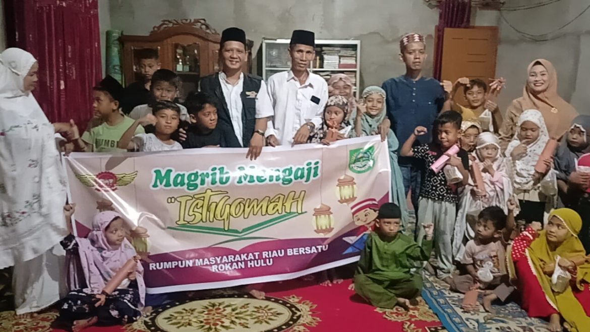 RMRB Rohul Beri Bantuan Alat Tulis Sebagai Penyemangat Galakkan Tradisi Magrib Mengaji