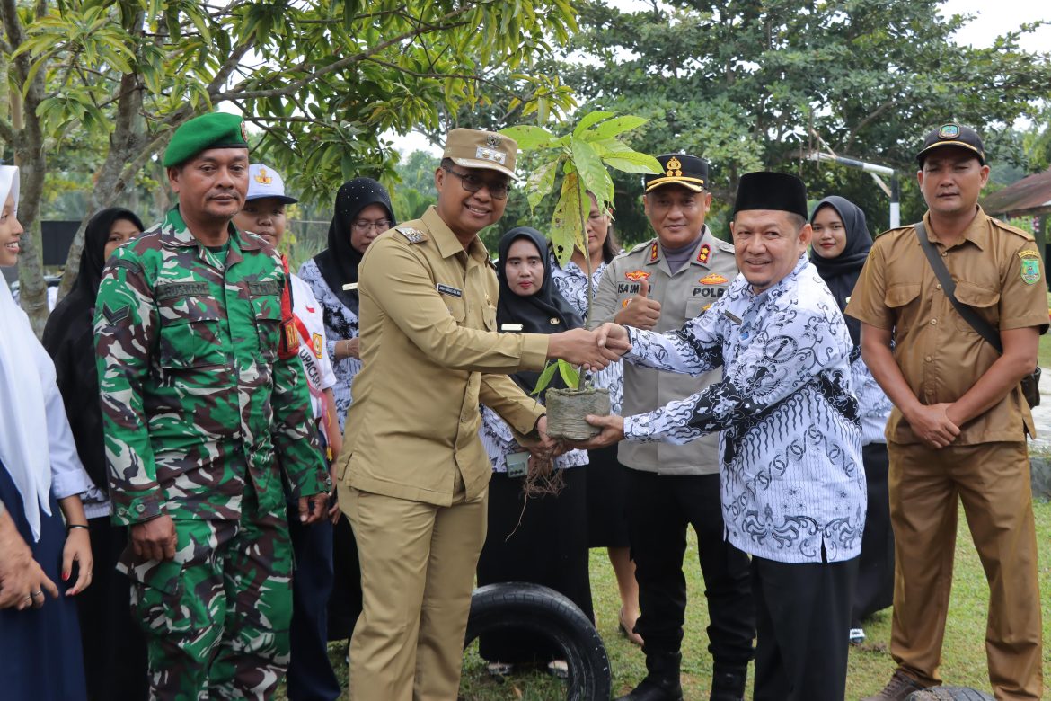 Sosialisasi Program _Green Policing_ dengan Wabup Rohil, Kapolres AKBP Isa Imam Syahroni Jadi Irup Apel Pagi Senin di SMPN 6 Tanah Putih 