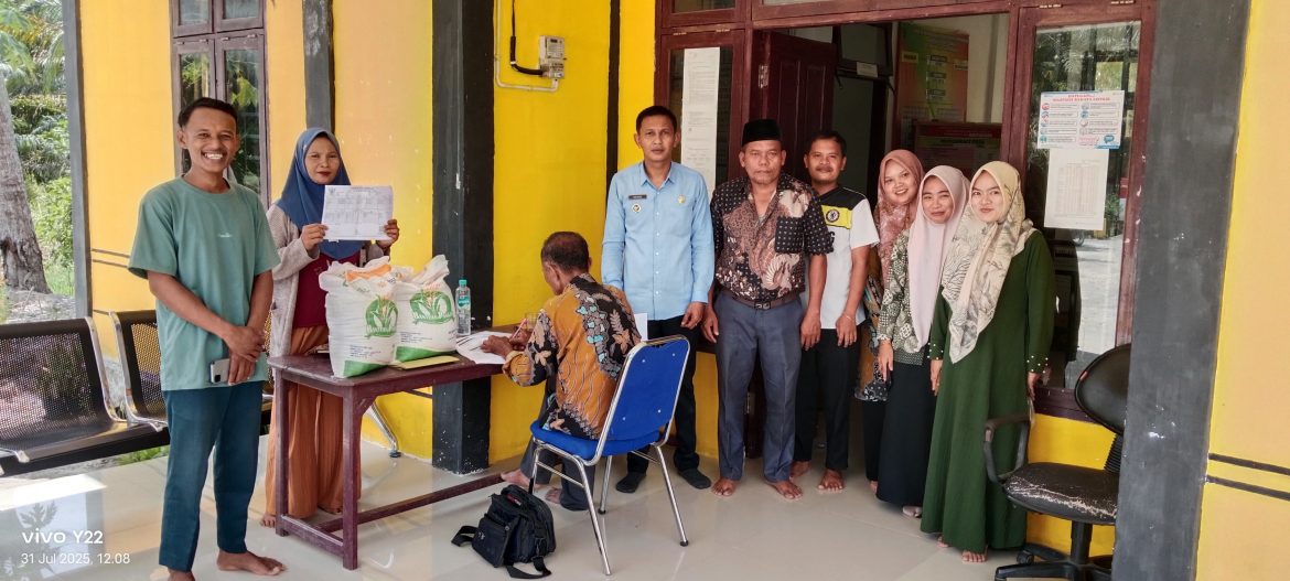 Penghulu Bukit Selamat Risyandi Spd Memberikan Langsung Bantuan Beras Bulog Kepada Warganya
