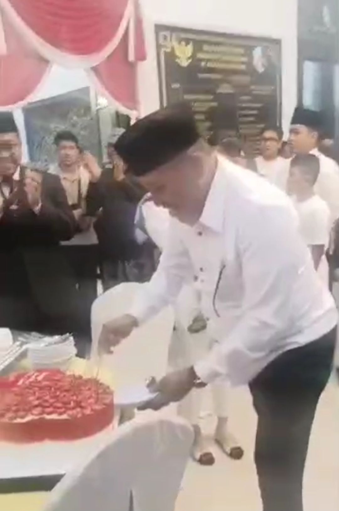 Di Momen Memperingati HUT Kemerdekaan RI Ke 80 Tahun, Syukuran Ulang Tahun ke-53, Bupati Sampang Disambut Doa dan Hadiah