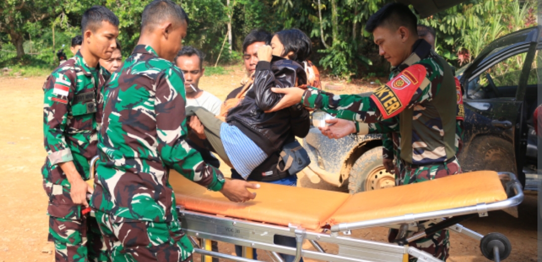 *Satgas Pamtas RI-Malaysia Yonarhanud 1 Kostrad Bantu Evakuasi Warga Sakit Tumor ke RSUD M.Th. Djaman Sanggau*