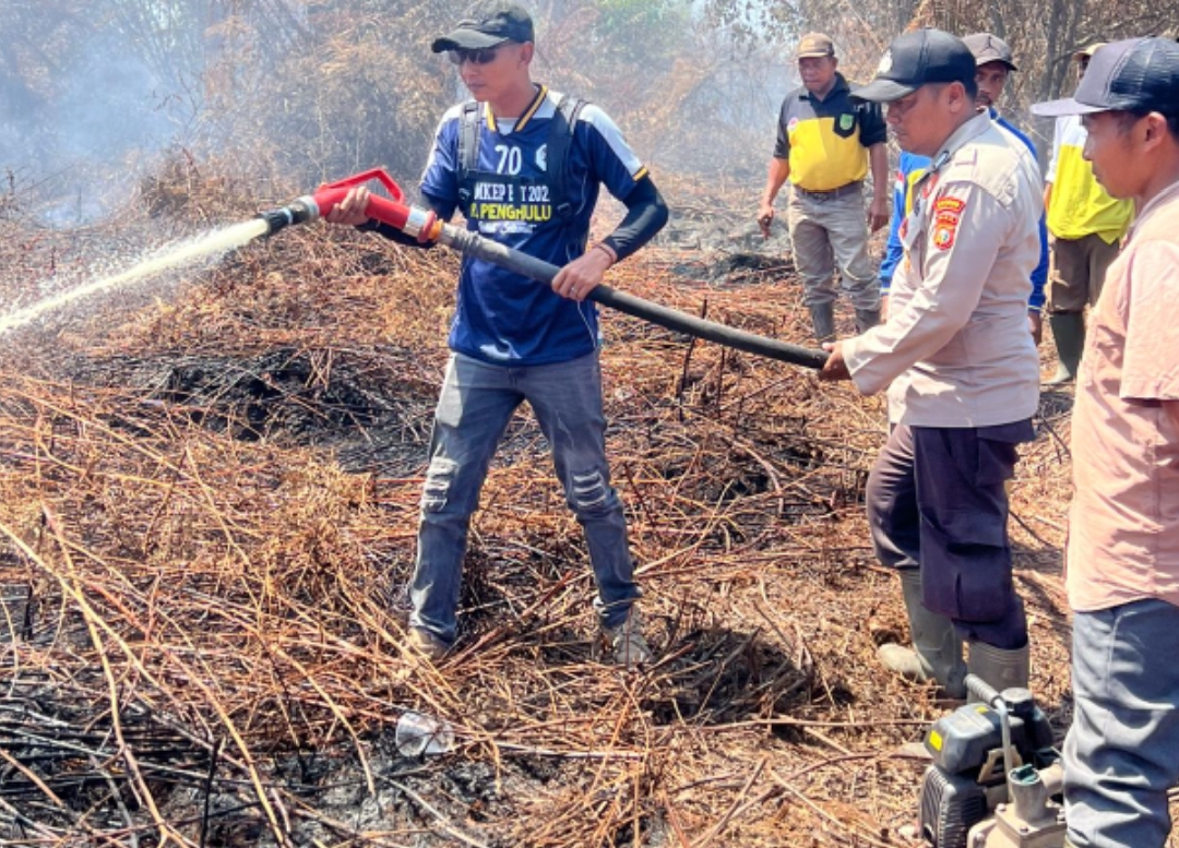 Tangkal Terjadinya Karhutla, Penghulu Bukit Selamat Risyandi Turun Langsung Padamkan Api 