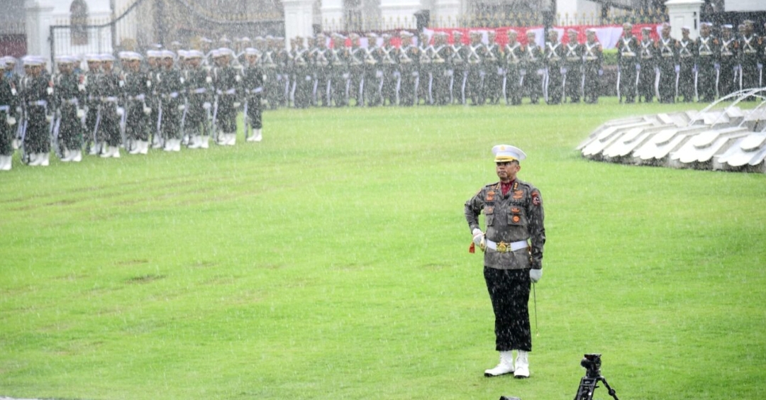 Hujan Tak Surutkan Semangat Pasukan Upacara Ikuti Gladi Kotor Rangkaian HUT RI di Istana
