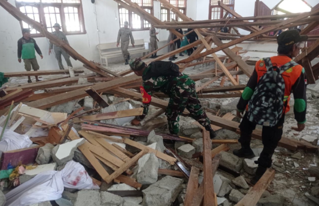 *Pulihkan Aktivitas Warga, TNI AD Kerahkan Personel Bersihkan Puing Gempa Poso*