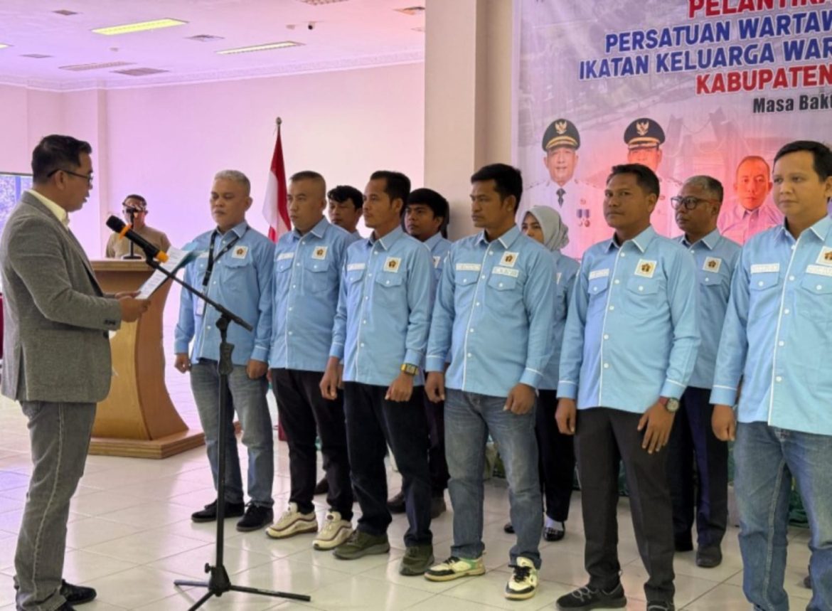 Lantik Pengurus PWI Rohul 2024–2027, Raja Isyam Tekankan Profesionalisme dan Jaga Nama Baik Organisasi
