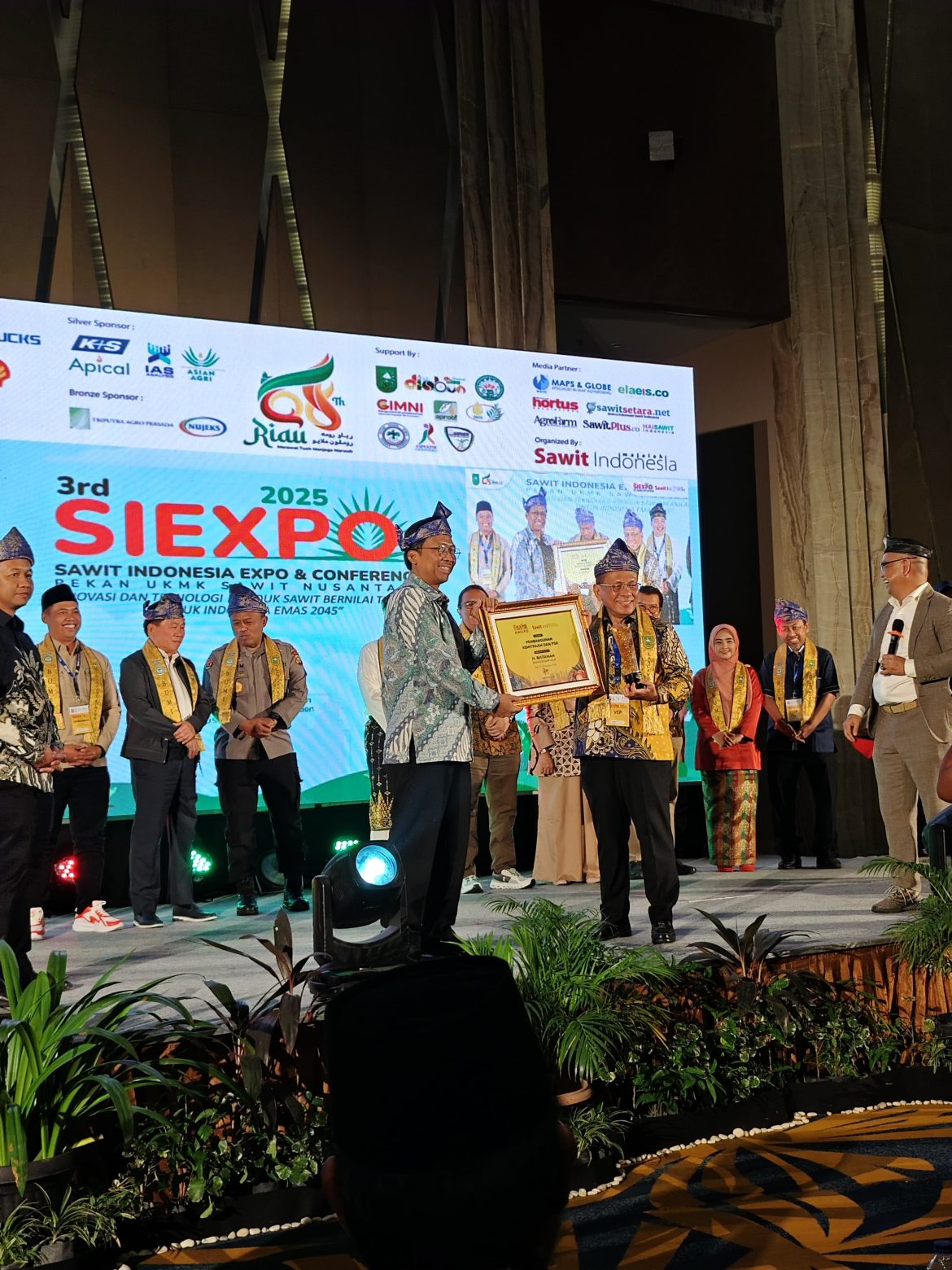 *Bupati Rohil Bistamam Hadiri SIEXPO 2025, Terima Penghargaan Nasional dan Pasangkan Tanjak kepada Deputi KemenKopUKM*