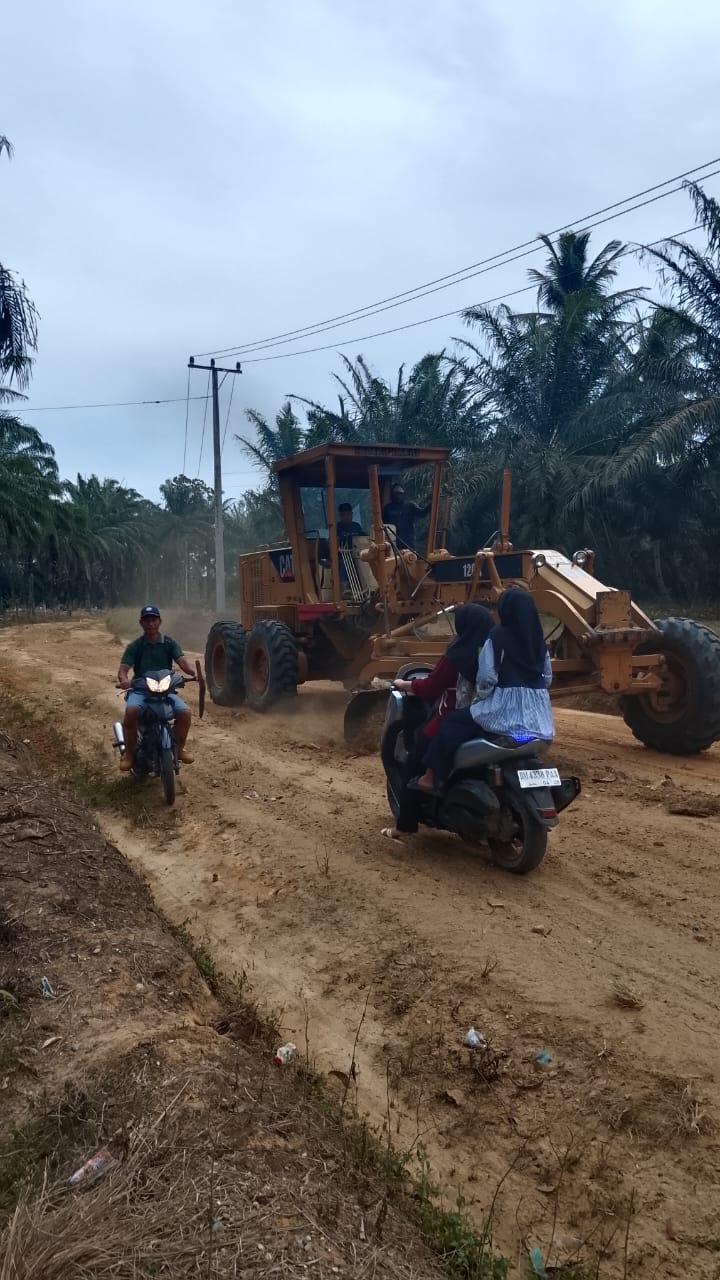 *Bupati Rohil H Bistamam Tunaikan Janji Perbaiki Jalan Pasar I Desa Bakti Makmur di Bagan Sinembah*