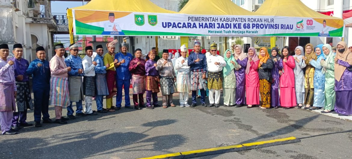 *Kenakan Pakaian Kebesaran Adat Melayu, Sekda Pimpin Upacara HUT Riau ke-68 di Rohil*