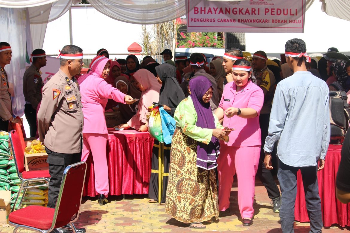 Gelar Bazar Pangan, Polres Rohul Berikan Subsidi Beras dengan Harga Paling Murah 