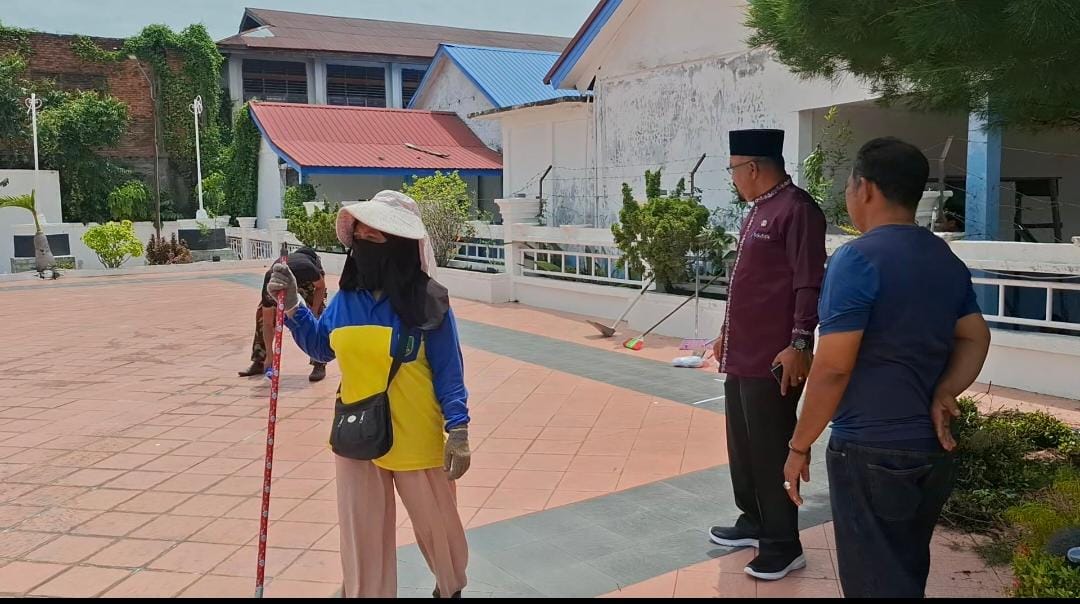 Kadis LH Suwandi Pimpin Langsung Pembersihan Dan Penataan Taman Makam pahlawan dan Taman Budaya Batu Enam
