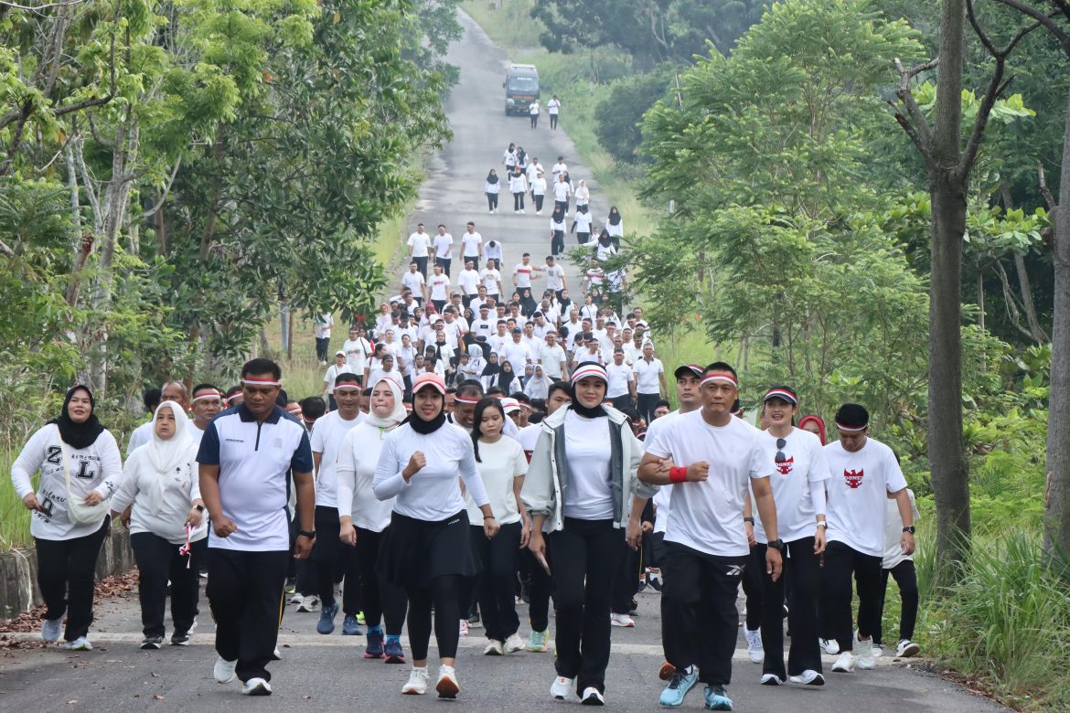 Masyarakat Antusias Mengikuti Permainan Panjat Pinang Polres Rohil dan Polsek Jajaran Dalam Rangka HUT ke-80 RI 