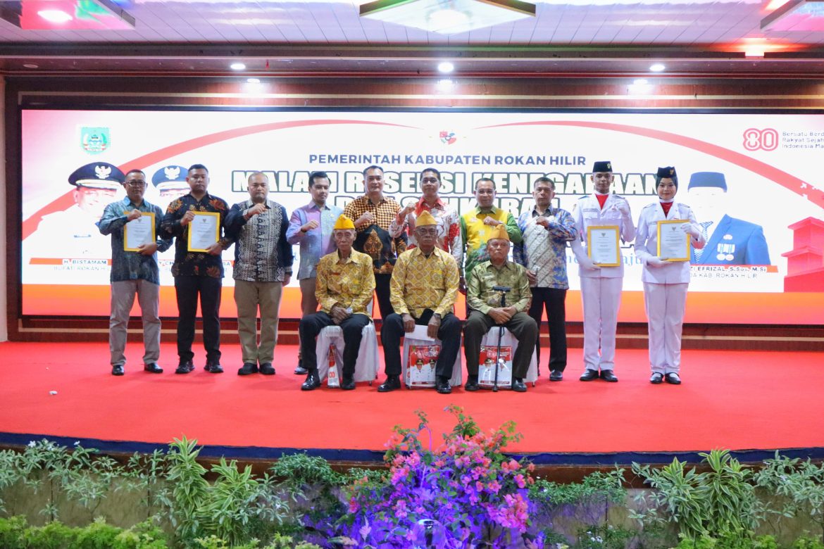 *Malam Resepsi Kenegaraan, Wabup Rohil Berikan Tali Asih kepada Veteran Kemerdekaan