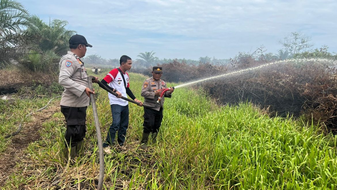 Optimalkan Pemadaman, Penghulu Bukit Selamat Risyandi Turun Langsung ke TKP Karhutla