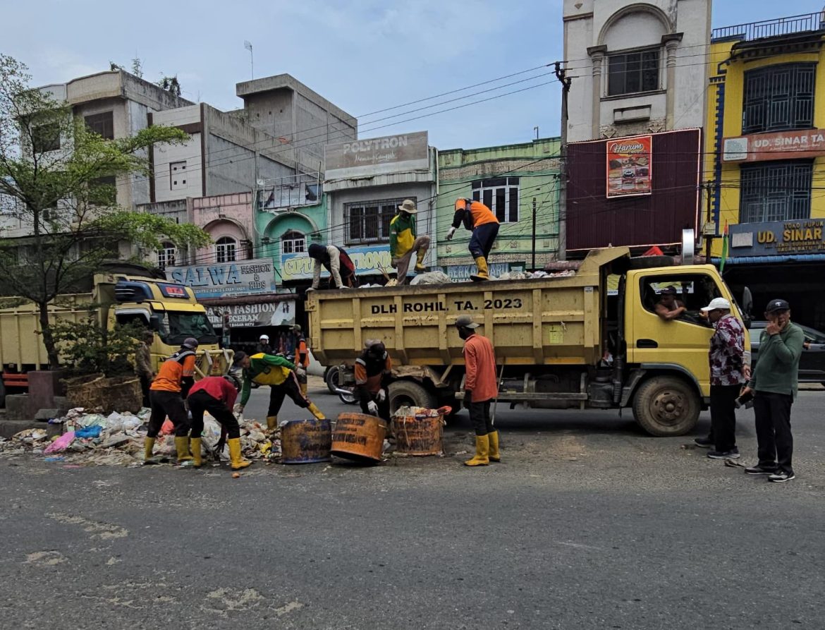 *Bupati Rohil Instruksikan DLH Kerahkan Tim Orange Bersihkan Sampah di Bagan Batu*