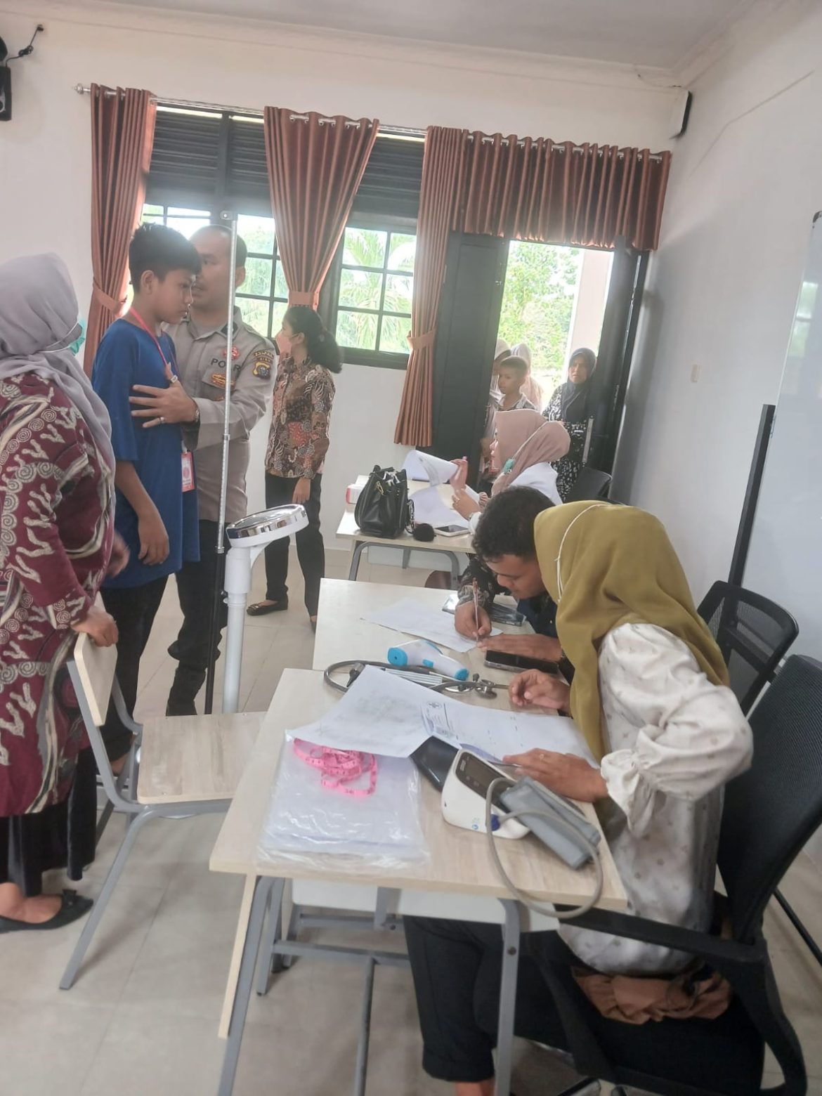 Sidokkes Polres Rohil Periksa Kesehatan Siswa/ Siswi Sekolah Rakyat, Sebelum Tinggal di Asrama