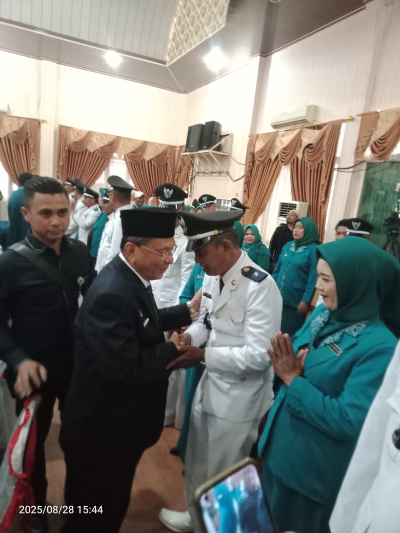 Bupati Rokan Hilir H. Bistamam Mengukuhkan Sebanyak 69 Orang Perpanjangan Masa Jabatan Penghulu