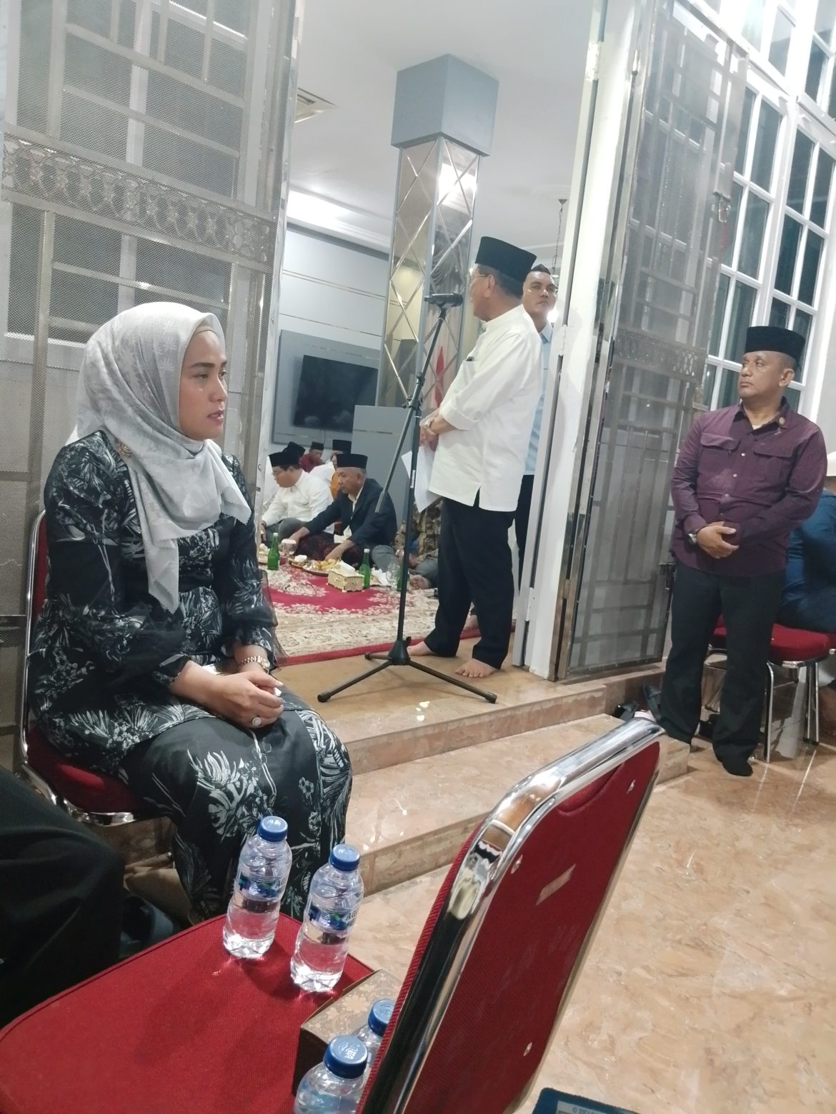 Malam  ke empat belas meninggalnya HJ. Basyariah, Bupati Rohil H. Bistamam adakan doa bersama di mess Bupati Rohil bagan siapi api