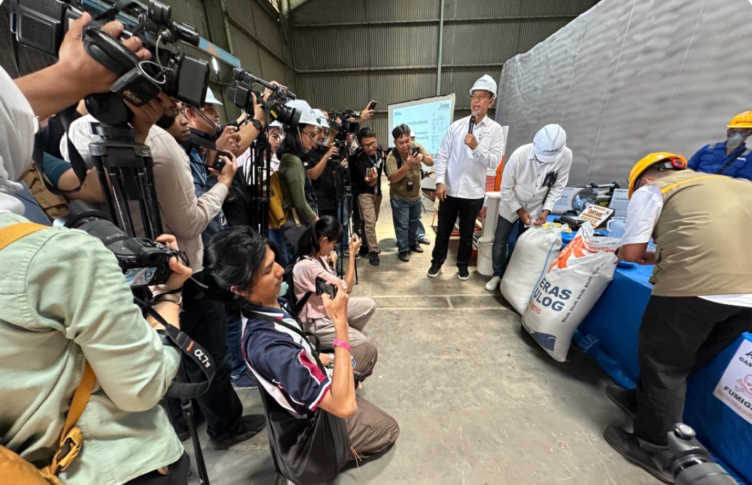 *Dirut Perum BULOG Ajak Media Lihat Langsung Perawatan Dan Pemeliharaan Beras BULOG, Pastikan Beras BULOG Layak Dikonsumsi Masyarakat*