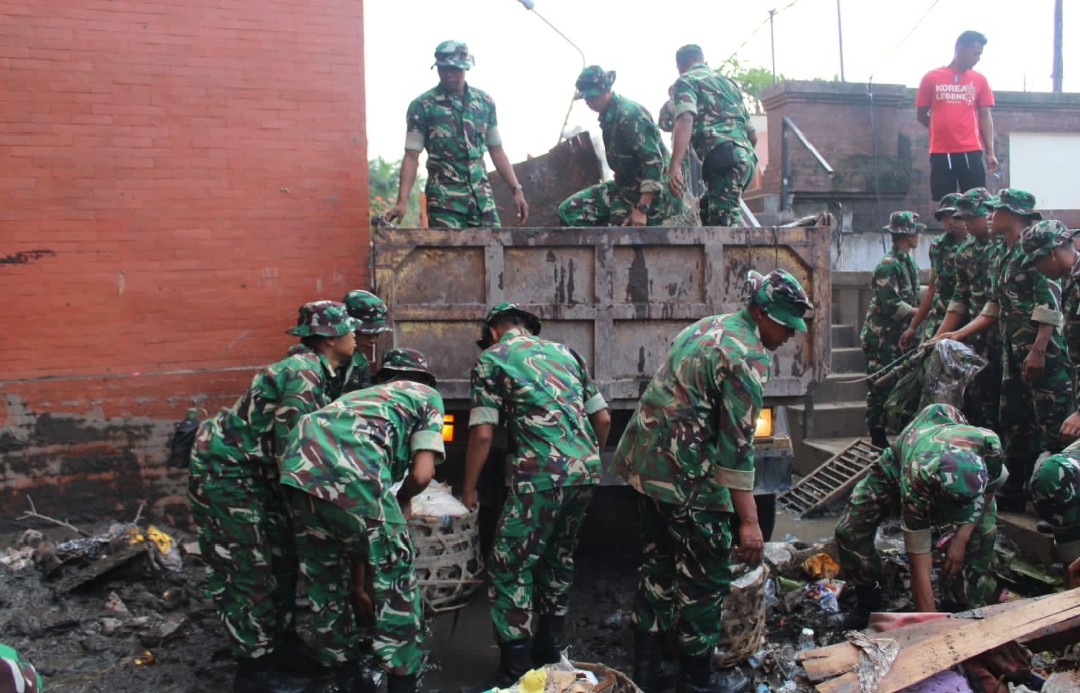 *Pasca Banjir Bali, Kodam IX/Udayana Terjunkan Ratusan Prajurit Bantu Evakuasi dan Distribusi Bantuan*