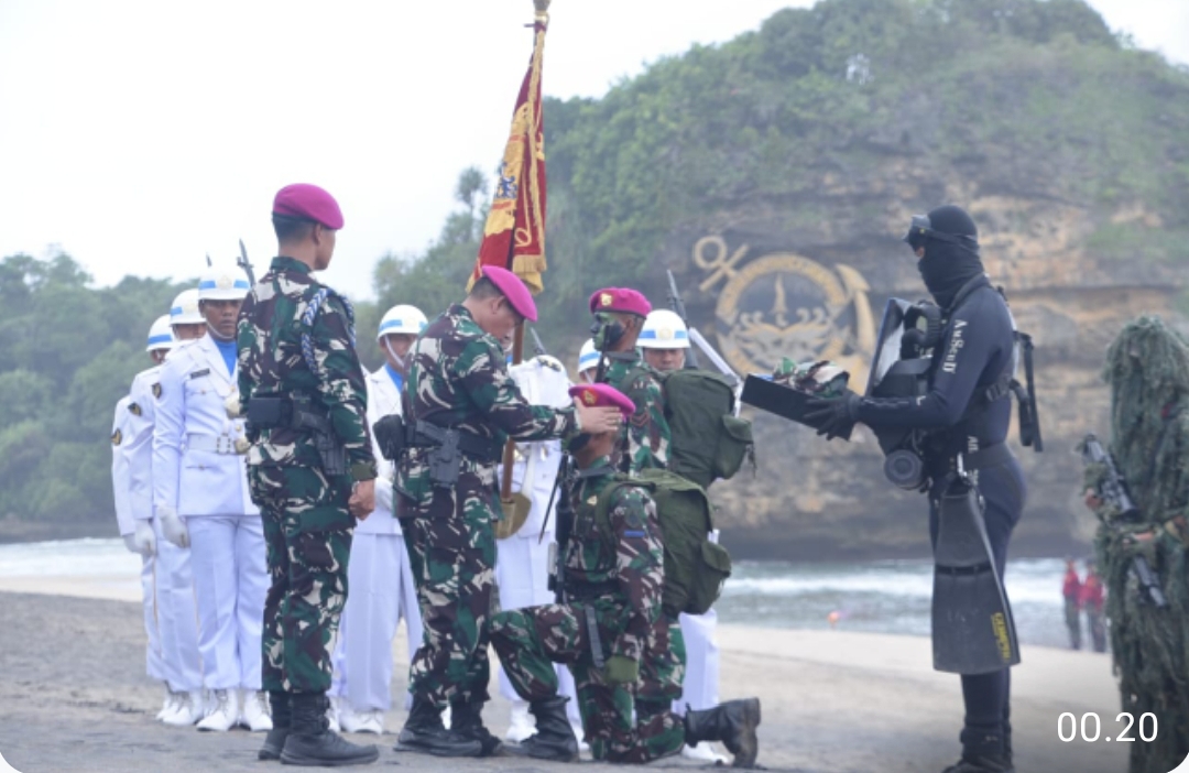 Danpasmar 1 Ikuti Upacara Pembaretan 527 Prajurit Muda Baret Ungu