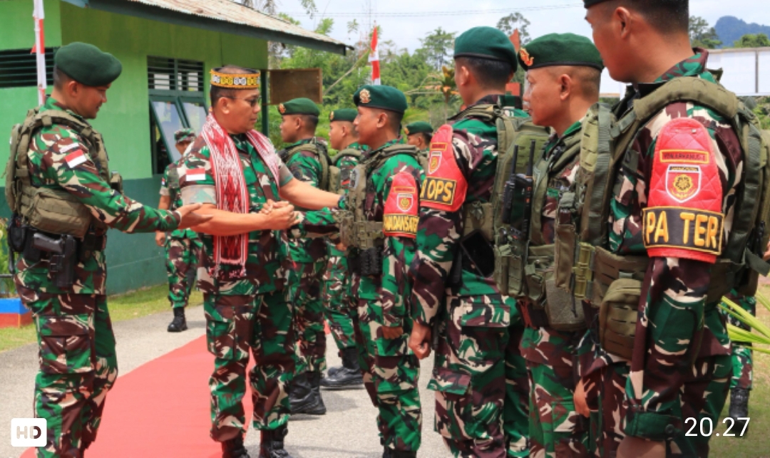 Satgas Pamtas Yonarhanud 1 Kostrad Terima Kunjungan Pangkogasgabpamtaswil Darat XII/Tanjungpura di Pos Kotis Gabma Entikong*