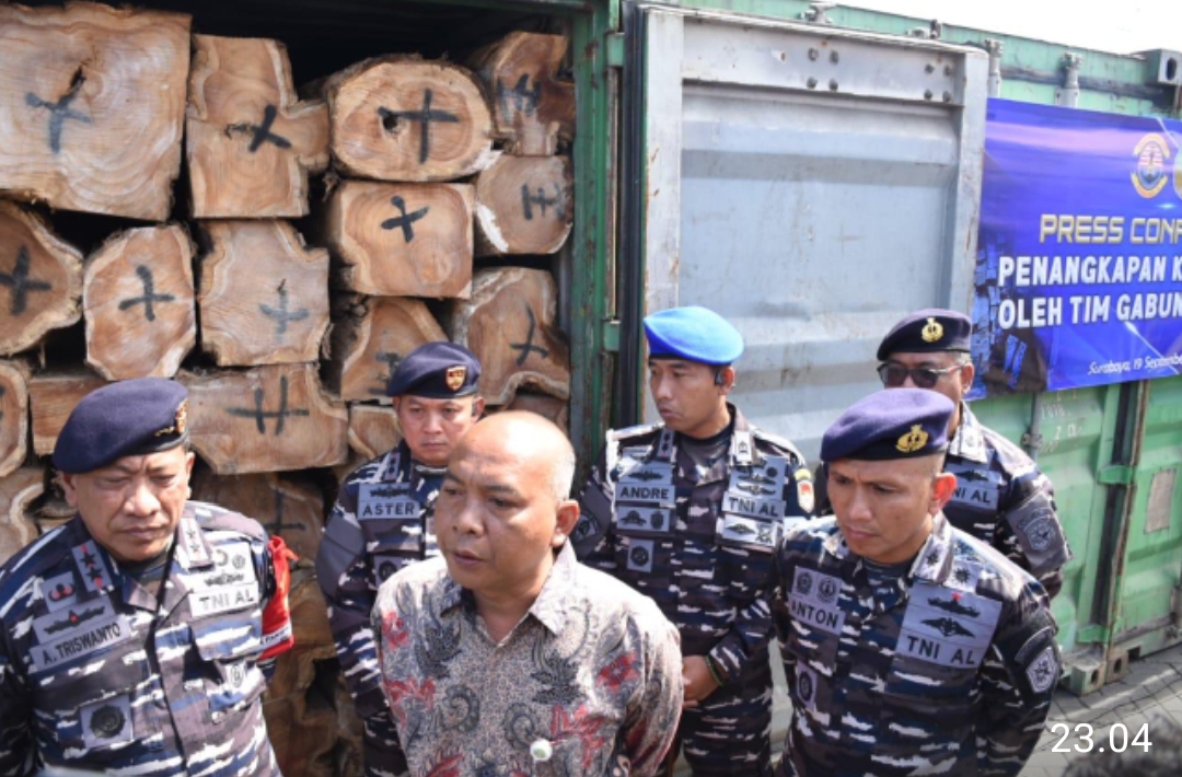 TNI AL Gagalkan Upaya Penyulundupan Kayu Bernilai Ratusan Juta Rupiah di Tanjung Perak Surabaya