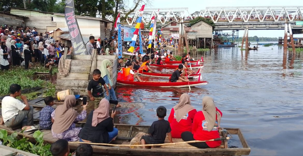 Antusias masyarakat datang dari luar kabupaten Rohil untuk menyaksikan even pacu sampan di tepian sungai Rokan ujung tanjung