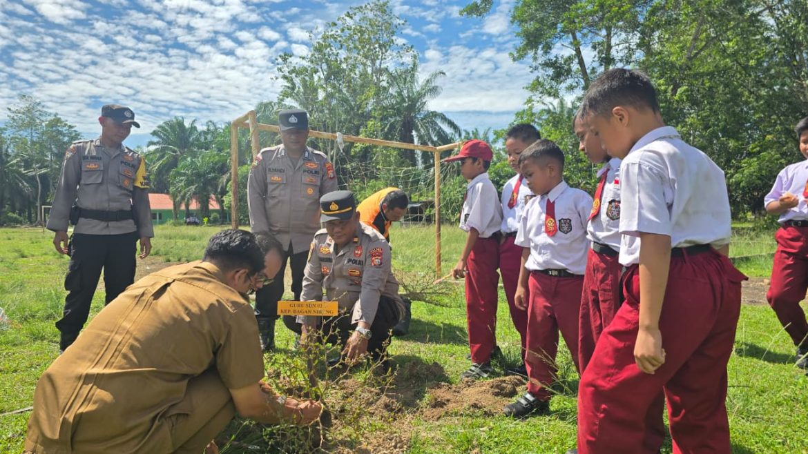 Sosialisasi Green Policing, Polsek Simpang kanan Bersama Guru dan Murid SDN 03 Simpang Kanan Tanam Bibit di Sekolah 