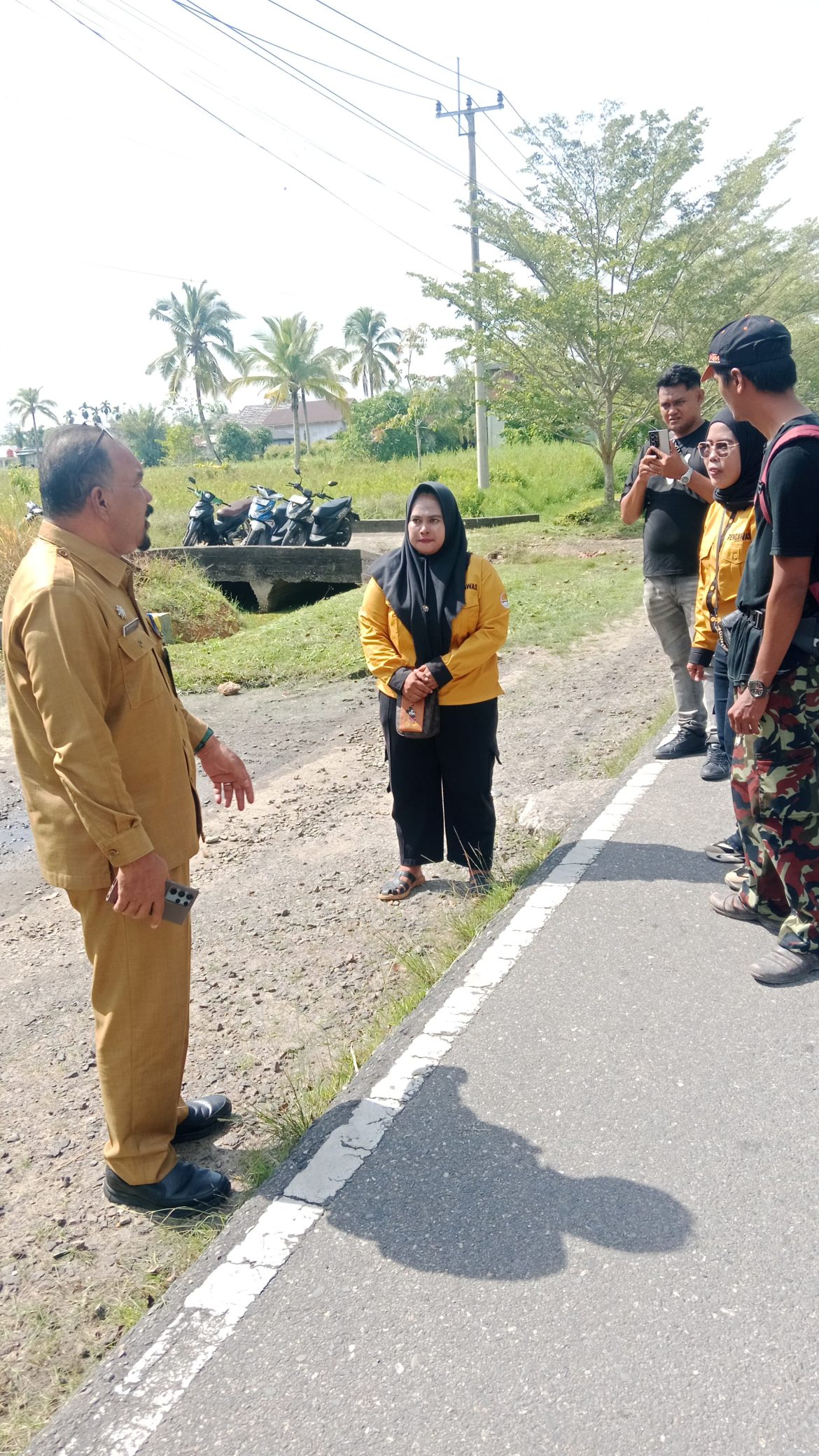 Dihari Ke- 2 Suwandi Bersama Petugas Bersihkan Bundaran Ikan Sampai Ke Bagansiapiapi