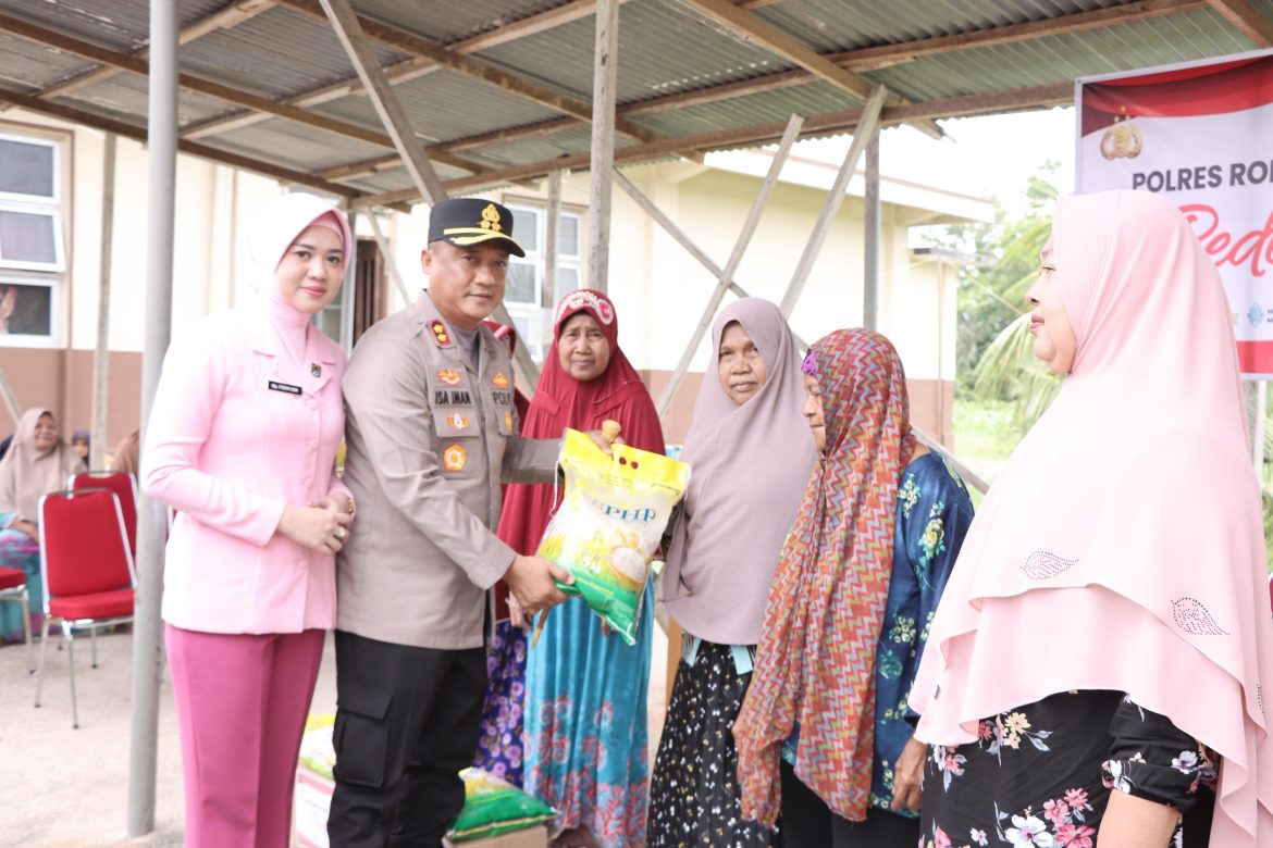 *Silaturahmi dengan Kaum Dhuafa di Rimba Melintang, Kapolres Rohil bersama Bhayangkari Beri Sembako* 