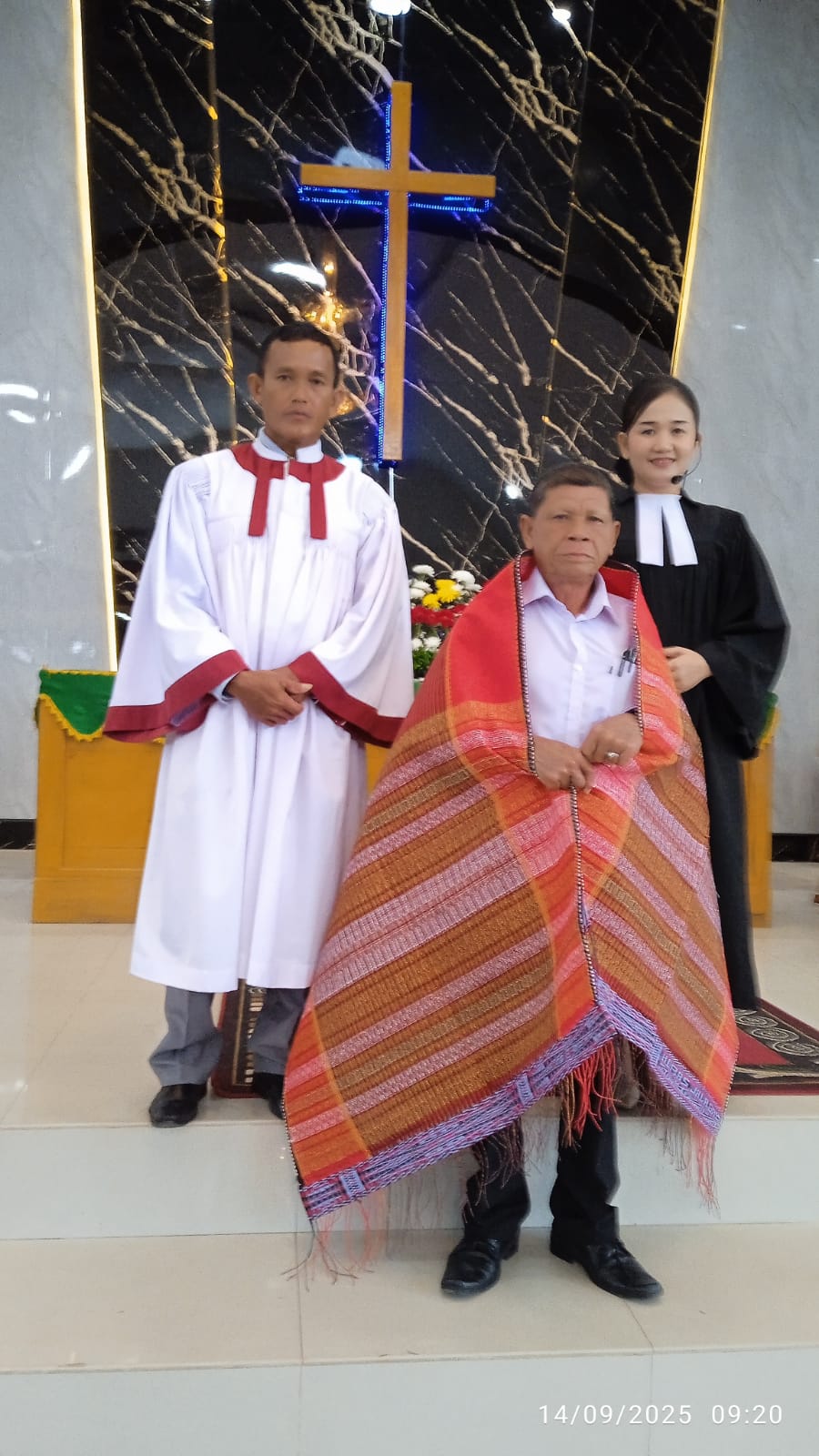 Jemaat Gereja Immamuel Dumai Op, Limpo Simamora,Penasehat LBH CCI Dumai Injak Usia 70 tahun di Ulosi.