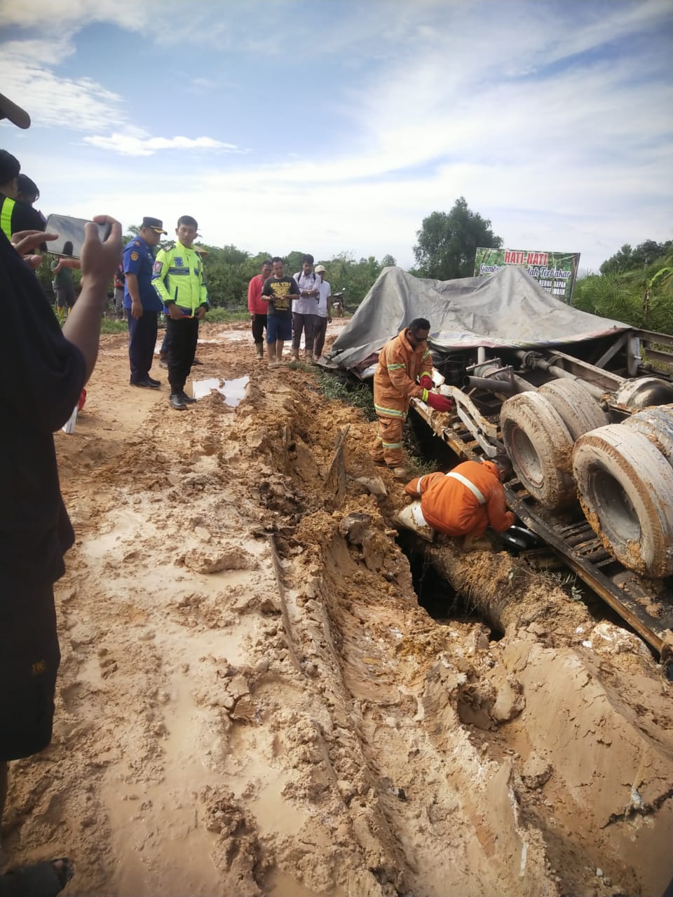 Truk terado angkut alat berat Beko terjungkal masuk parit.sopir dan kernet tewas ditempat.