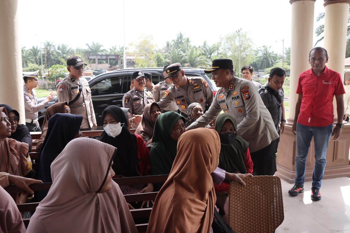 Kapolres Rokan Hilir Berikan Sembako ke Kaum Duafa Kecamatan Bangko Pusako untuk Mempererat Silaturahmi 