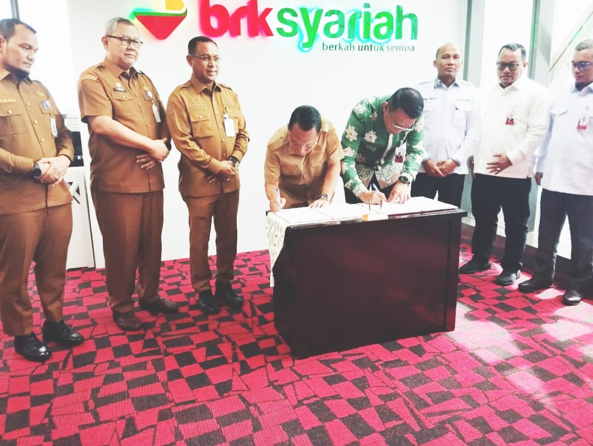 *Bupati Rohil Teken MoU di Pekanbaru, Layanan Keuangan ASN Kini Berbasis Syariah*