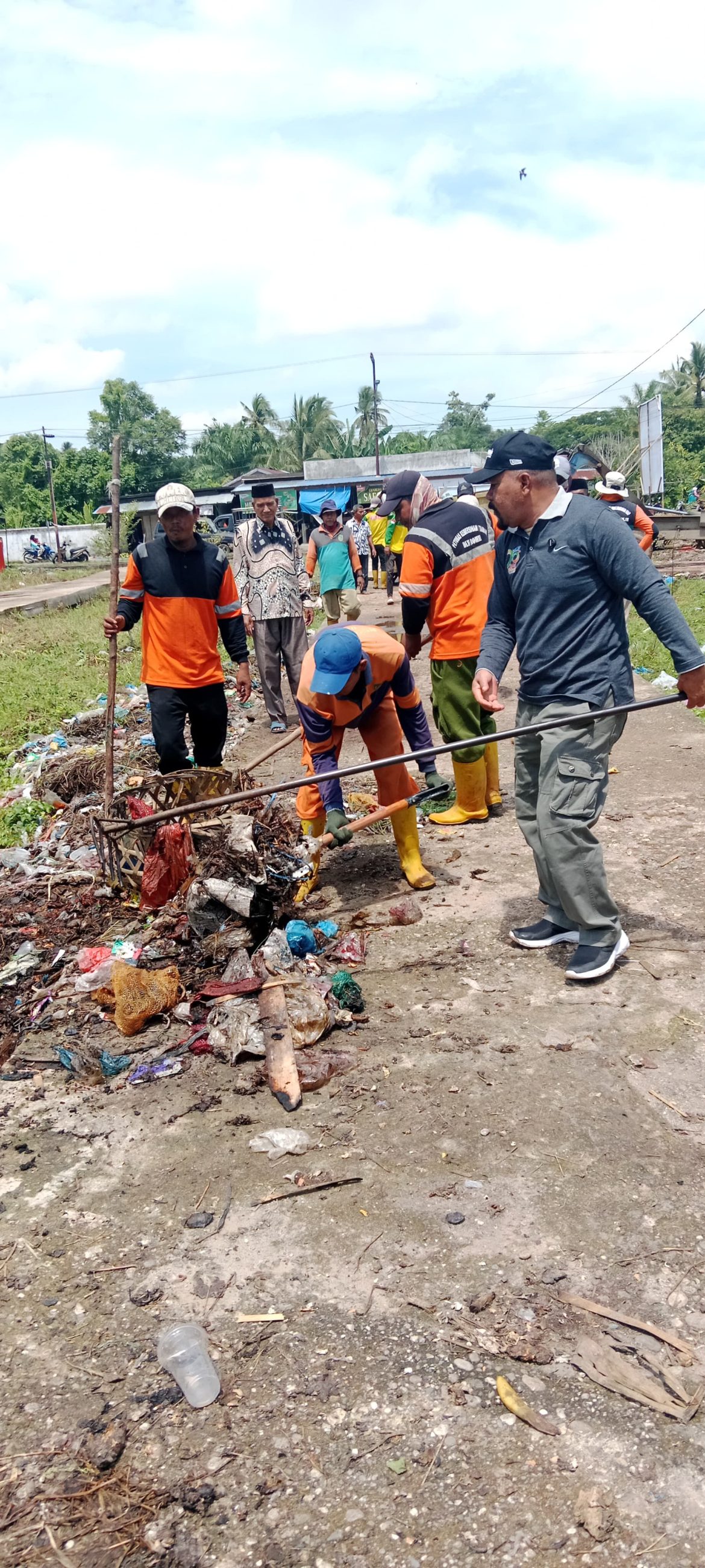 Di Ikuti 500 PNS, P3K dan Petugas Kebersihan dan Taman Dinas LH Rohil Bersihkan Sampah Pasar Bintang