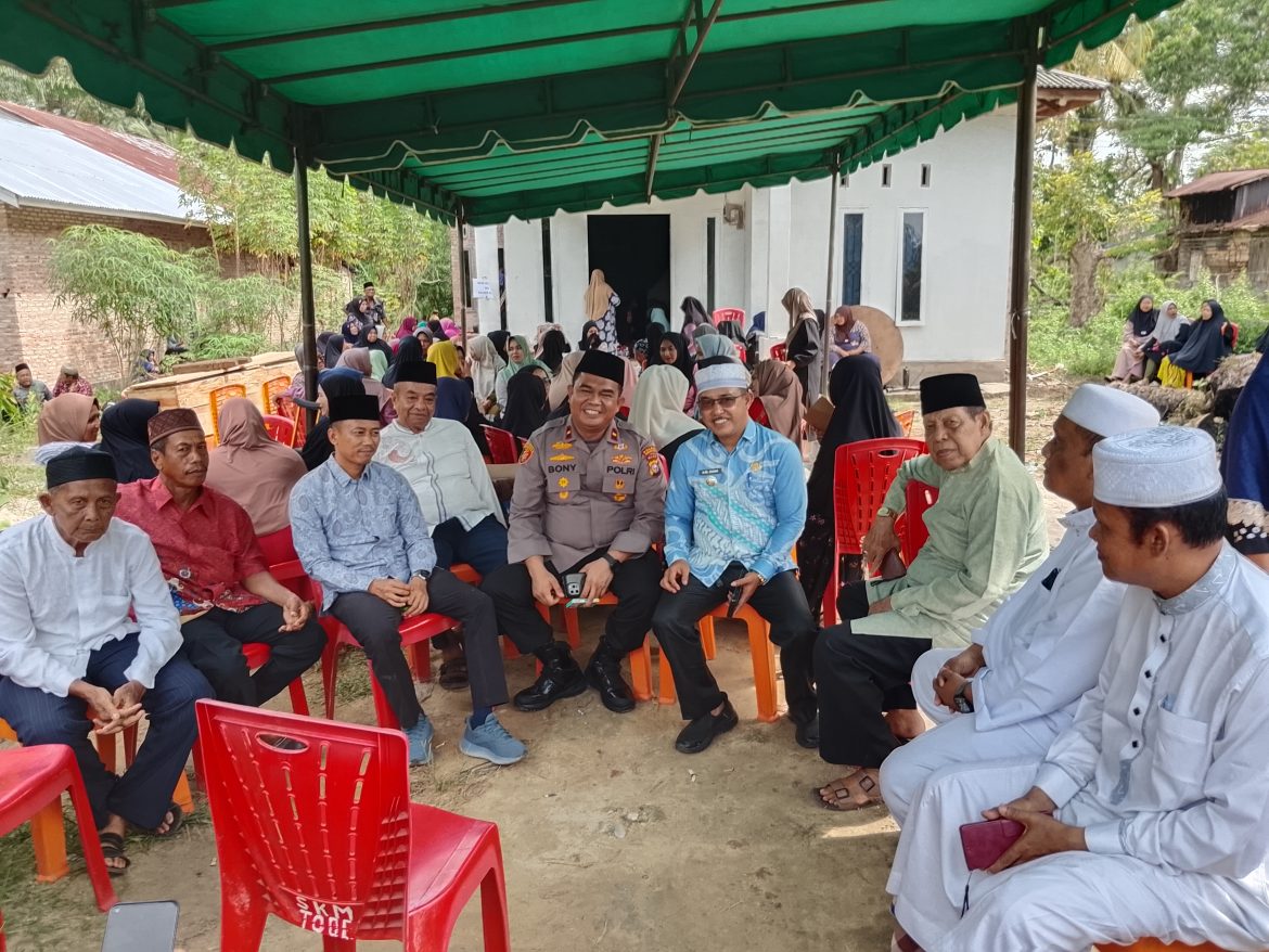 Kapolsek  IPDA Boni ferdi Sagala bersama tokoh masyarakat hadiri pemakaman  Beni Irawan,S.ag, salah satu tokoh masyarakat di TPTM