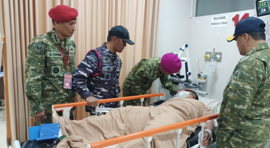 Danpasmar 1 Jenguk Prajuritnya Yang Sakit Dirawat