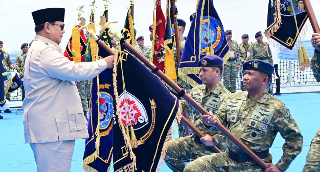 Presiden Prabowo Hadiri Presidential Inspection di KRI dr. Radjiman Wedyodiningrat (RJW-992), Anugerahkan Tanda Kehormatan