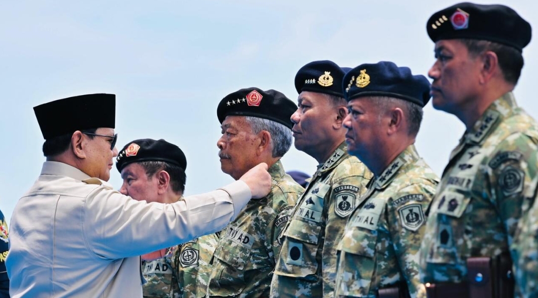 Presiden Prabowo Anugerahkan Pangkat Istimewa kepada 11 Purnawirawan TNI di KRI dr. Radjiman Wedyodiningrat