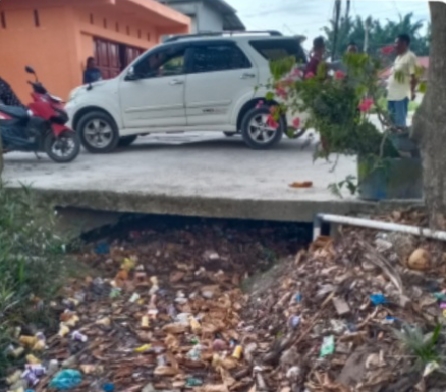 D L H Kota Dumai diminta Tuntaskan penanganan Limbah dan kotoran sampah Aduhai bau nya itu ,resahkan warga RT 03 kelurahan Bukit batrem