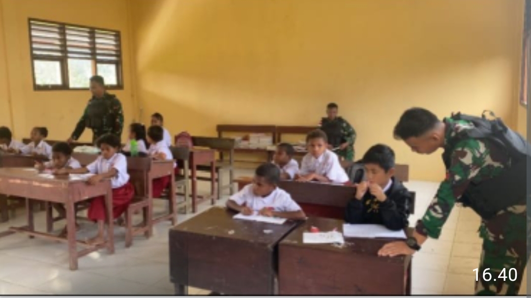 Dukung Program Pemerintah dan Cerdaskan Anak-Anak Papua, Satgas Pamtas Kewilayahan Yonif 410/ALG Menjadi Gadik di SD Inpres 119 Tahota