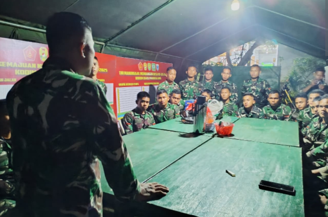 Danton Satgas TMMD Ke-126 Kodim 0601/Pandeglang Laksanakan Briefing Malam untuk Persiapan Kegiatan Esok Hari
