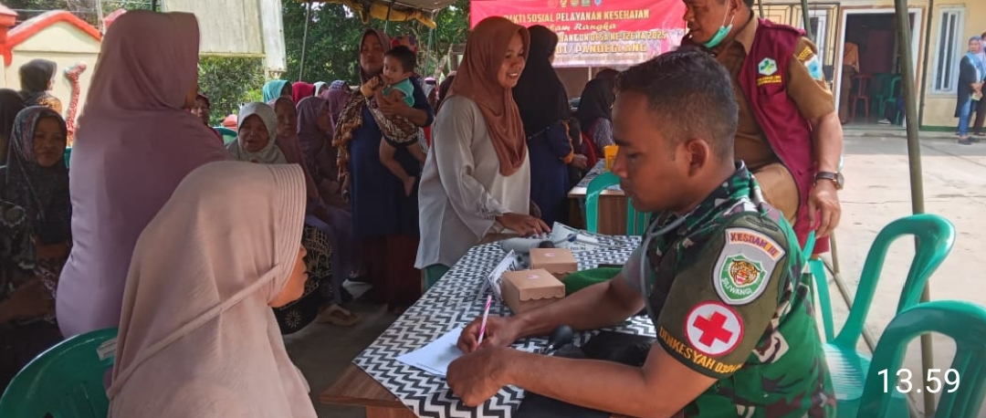 Tim Kesehatan Satgas TMMD Ke-126 Gelar Pengobatan Massal di Desa Cikentrung, Cadasari – Pandeglang