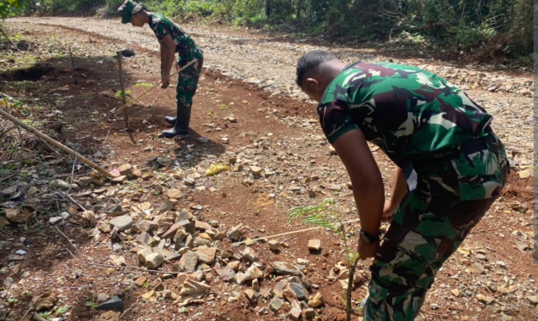 Satgas TMMD ke-126 Laksanakan Penyiraman dan Pematokan Tanda Pohon Sebagai Bentuk Kepedulian Terhadap Kelestarian Lingkungan
