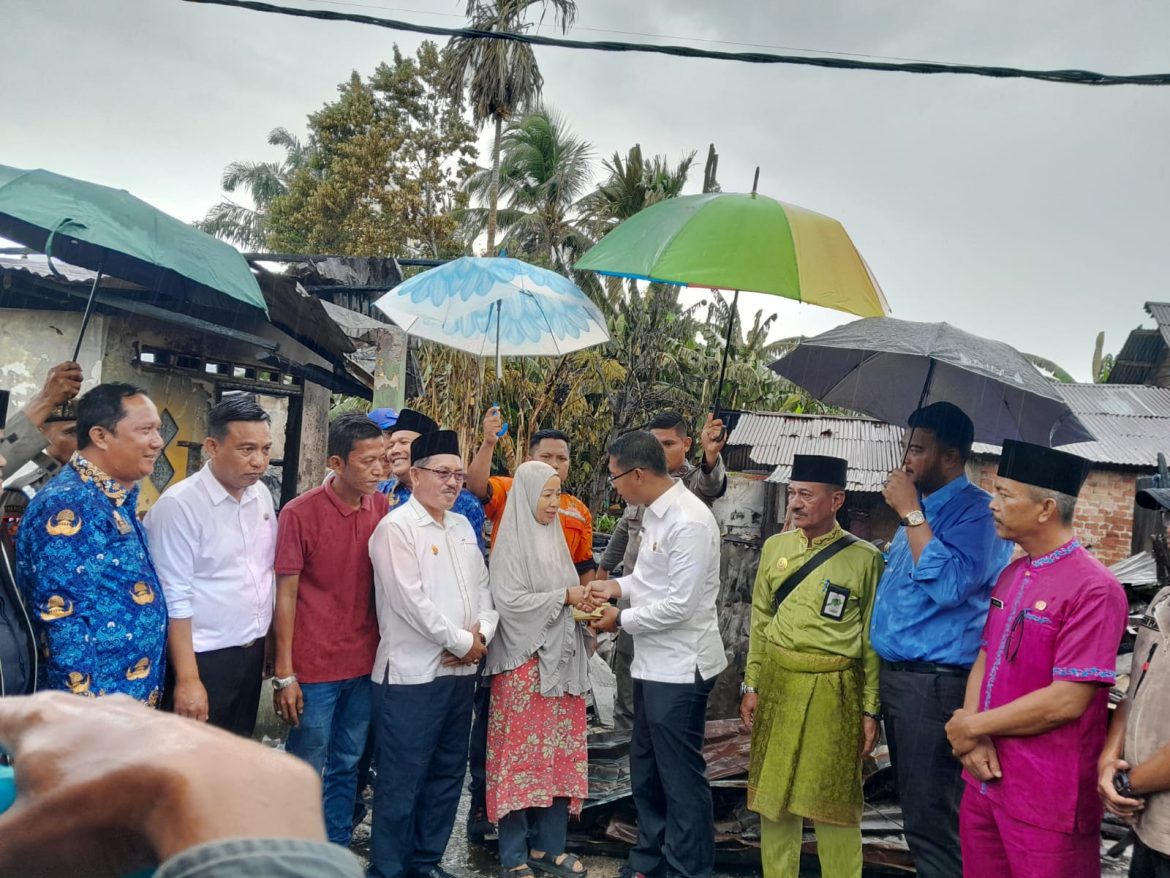 WAKIL BUPATI ROHIL TINJAU LOKASI KEBAKARAN RUMAH DAN SALURKAN BANTUAN